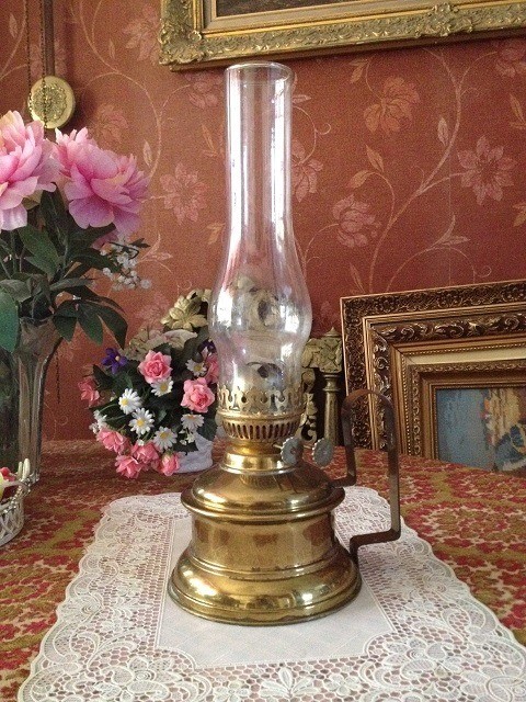 vooroordeel Algemeen Belichamen Antieke koperen olielamp/olie lamp; tafellamp lampenkap glas-goud -  Olielampen - Westenhof