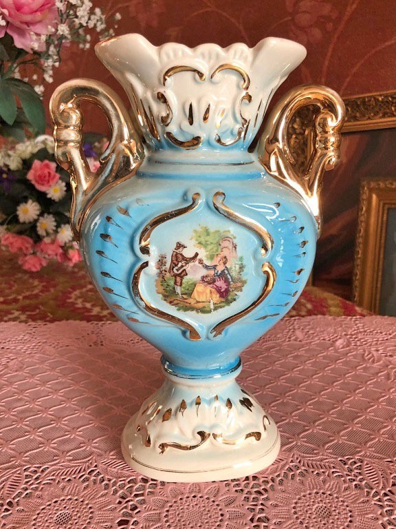 Zinloos controller water Gesigneerd brocante porselein vaas met antieke man vrouw, blauw met gouden  rand - Vazen en Bloemenschalen - Westenhof