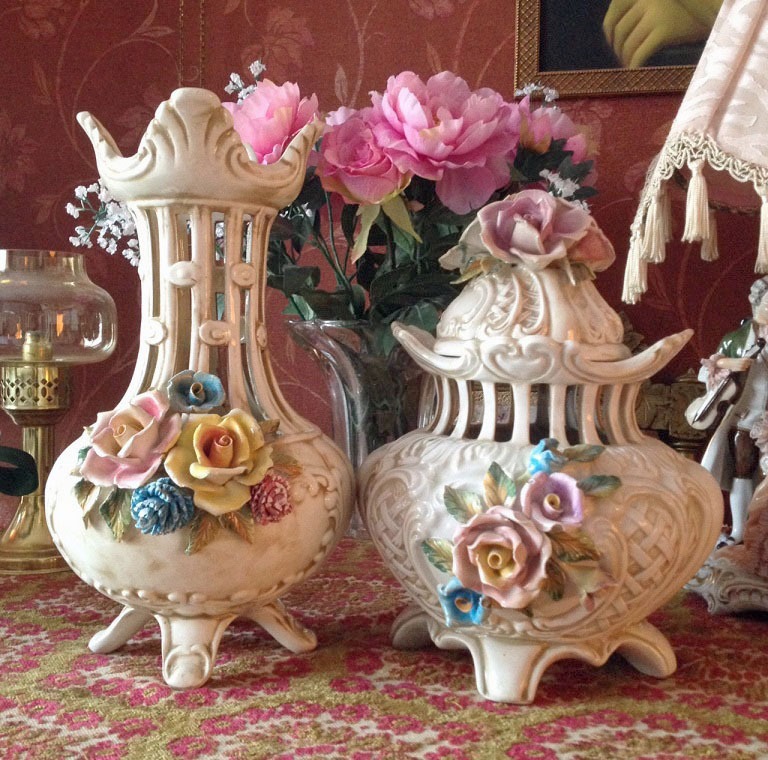 ui vlotter regionaal 2 st. Retro vazen Italiaanse porselein brocante barok capodimonte, wit met  bloemen/rozen - Vazen en Bloemenschalen - Westenhof