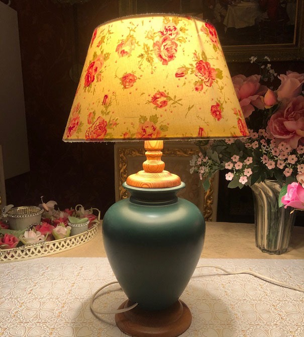 Wereldrecord Guinness Book Gematigd Rechtsaf Vintage tafellamp porselein groen met houten lampvoet, creme stoffen  lampenkap rozen / bloemen - Tafellampen - Westenhof