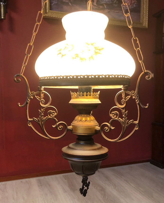 De andere dag galop Afstotend Antiek brocante hanglamp koper, hout / olielamp elektrisch, glazen olie  lamp kap creme met bloemen / rozen - Hanglampen - Westenhof