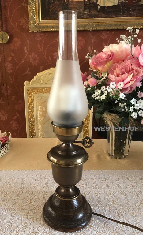Brocante olie lamp / olielamp / tafellamp met hout en lampvoet, antieke sleutel, glazen kap - Olielampen - Westenhof