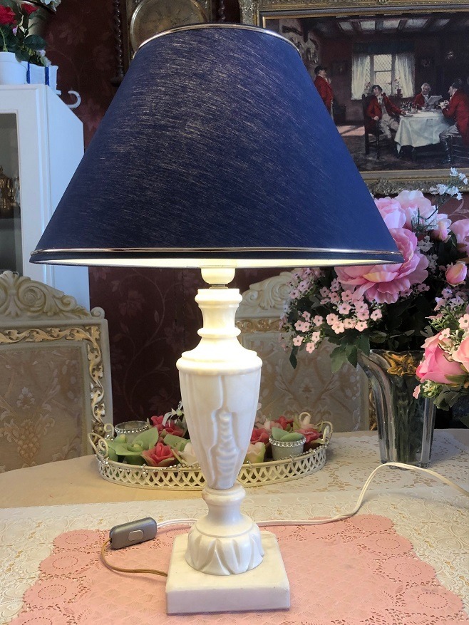Baffle Delegeren kroon Retro klassiek tafellamp met marmer steen lampvoet wit, lampenkap blauw met  gouden rand - Tafellampen - Westenhof