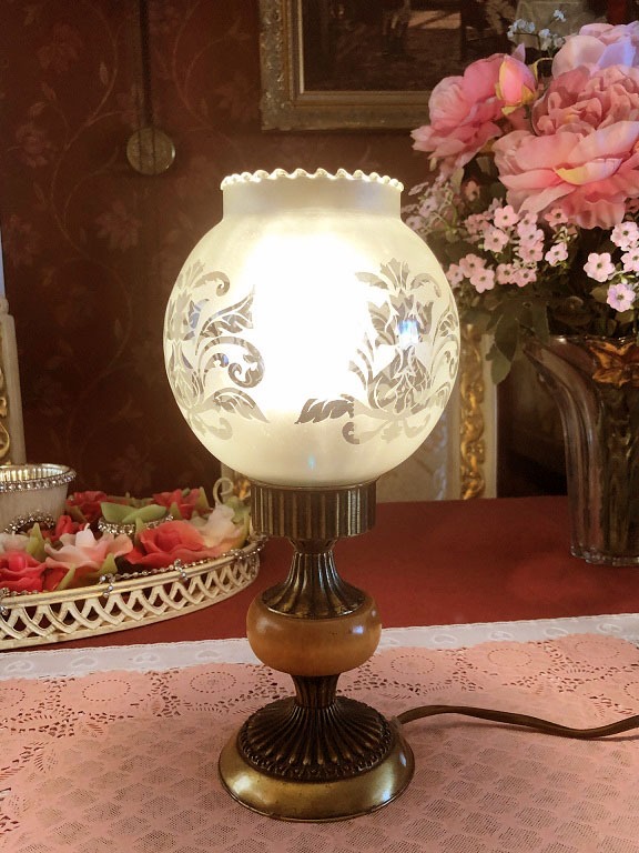 Tips Anders domein Brocante olielamp / tafellamp / elektrische olie lamp koper, houten  lampvoet antiek, glazen lamp kap - Tafellampen - Westenhof
