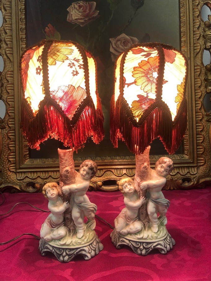 zeven Handelsmerk Vet 2 Italiaans brocante tafellampen porselein antieke barok engel beeldjes,  klassiek lampenkapjes stof crème met bloemen, bruine franjes - Tafellampen  - Westenhof