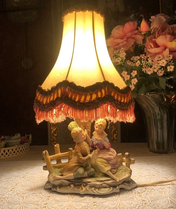 focus voor de hand liggend dik Brocante porselein tafellamp barok man vrouw beeld antieke stoffen lampenkap  creme met franjes - Tafellampen - Westenhof