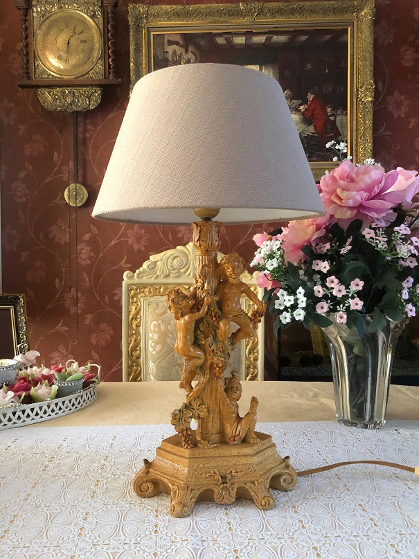 Verplicht kussen Primitief Barok schemerlamp / tafellamp met cupido beeldjes retro / antieke lampvoet,  stoffen lampenkap grijs - Tafellampen - Westenhof