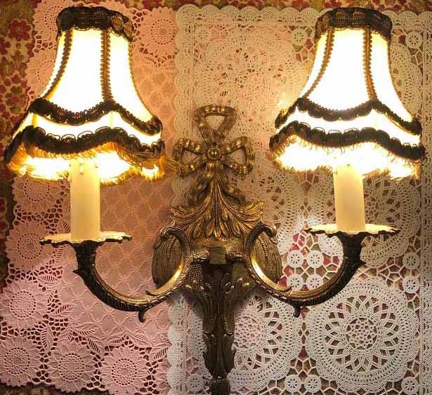 tarwe leider te veel 2 Arms antieke brocante wandlamp barok kandelaars messing/koper met  lampenkapjes goud met franjes - Wandlampen / Lampen - Westenhof