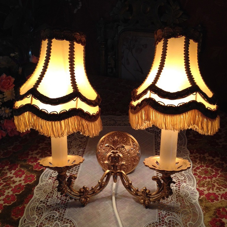 ik ben gelukkig Slovenië Tether Italiaanse brocante koperen wandlamp antiek met 2 armen,barok stoffen  lampenkapjes creme/goud - Wandlampen / Lampen - Westenhof